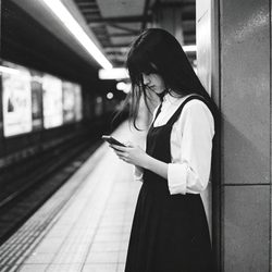 地铁黑白低头伤感女生头像 心情风微信头像