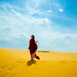 沙漠红衣旅拍头像 自然风微信头像