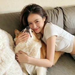 柯基拥抱氛围感女头 氛围感微信头像