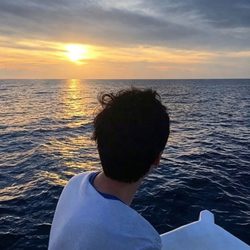 海边落日男生背影头像 潮流风微信头像