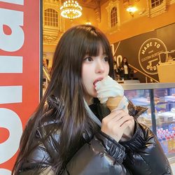 吃甜品齐刘海女头 氛围感微信头像