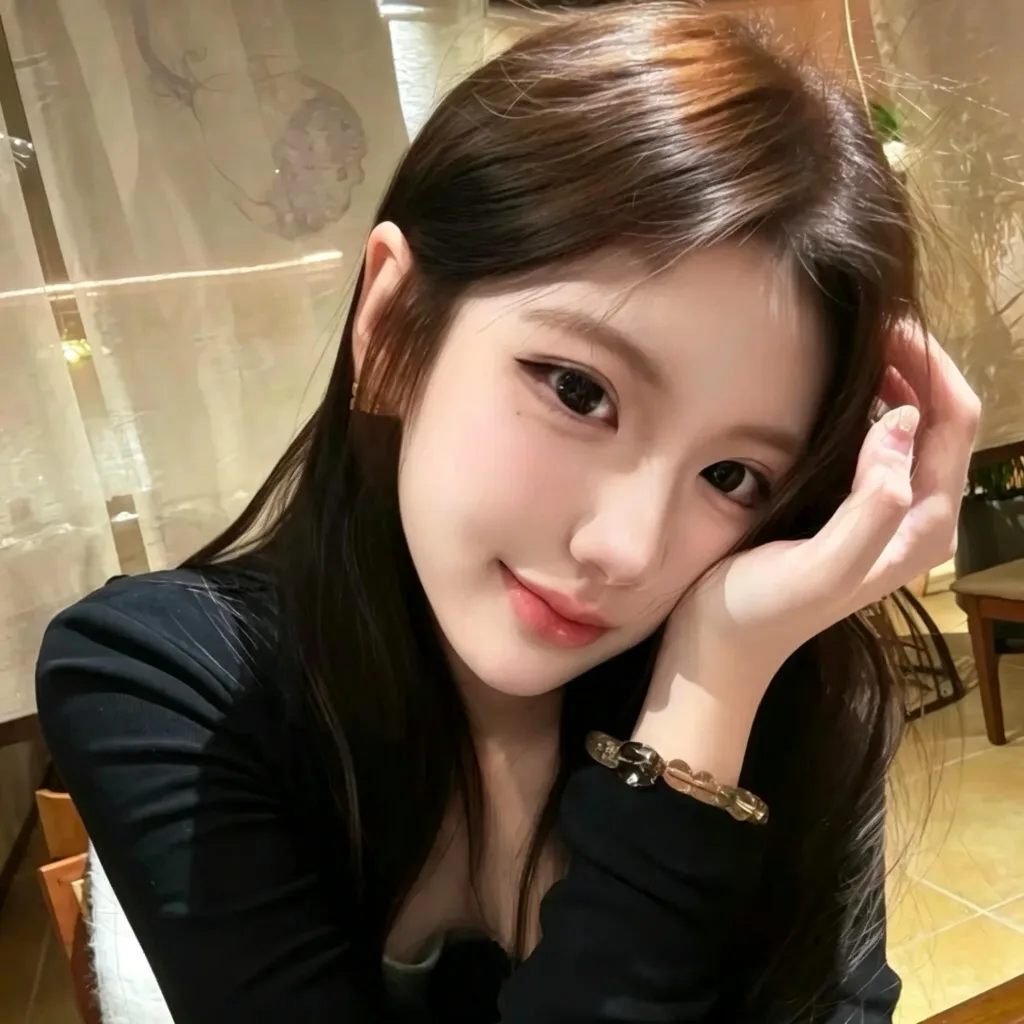 棕发托脸甜美头像