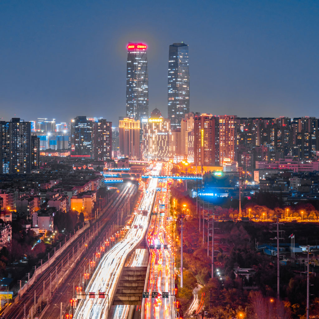 夜晚城市的马路流光溢彩
